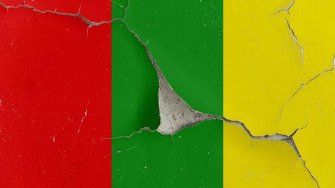 Die Farben der Ampel-Koalition - rot-grün-gelb -  auf einer Wand mit abgeplatzer Frabe und Rissen: ein Symbol für die anhaltenden Probleme in der Ampel-Regierung, insbesondere zwischen Bündnis 90/Die Grünen und der FDP.
