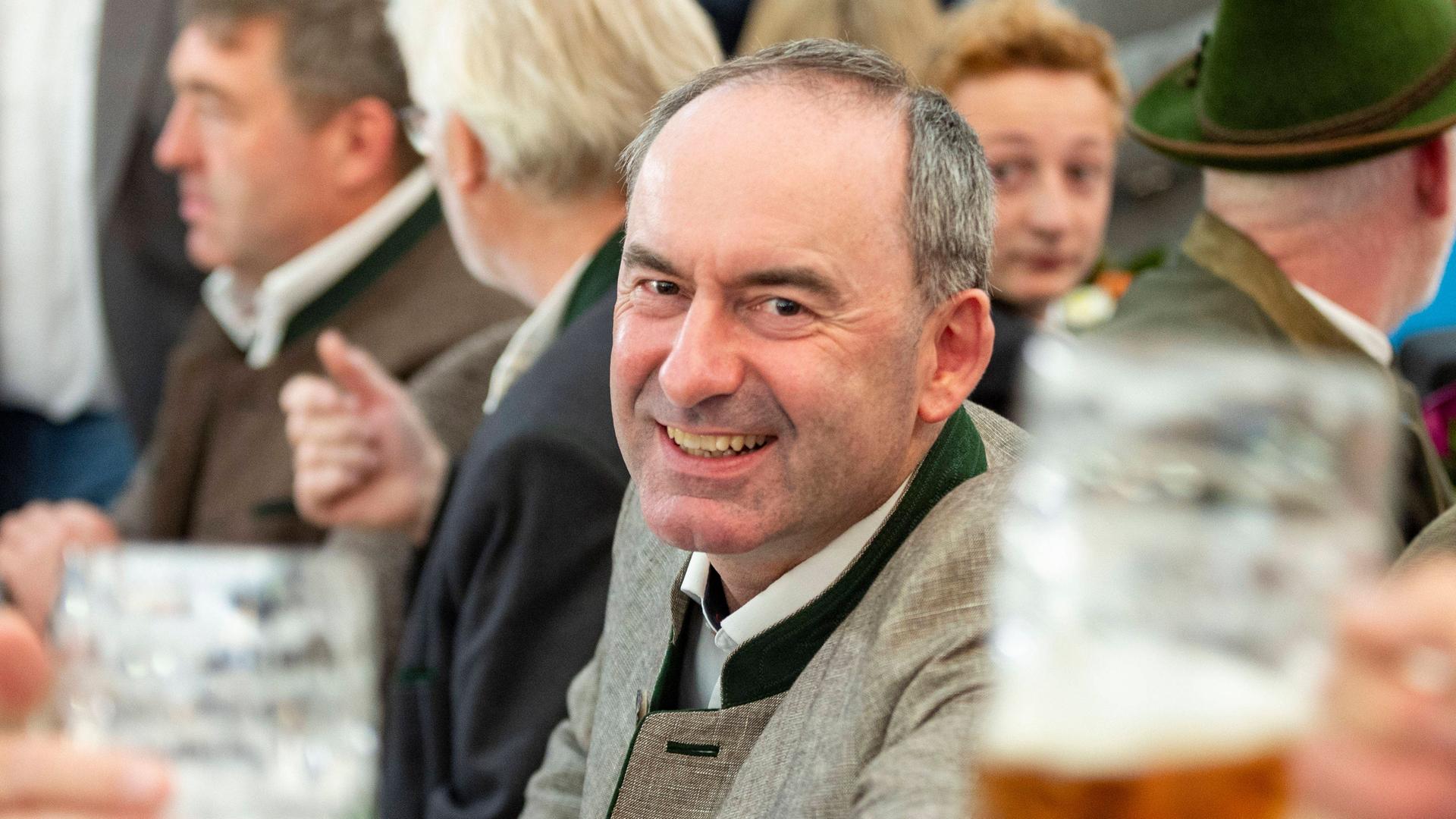 Hubert Aiwanger im Festzelt mit Bierkrügen auf dem Aschauer Markt in Aschau im Chiemgau
