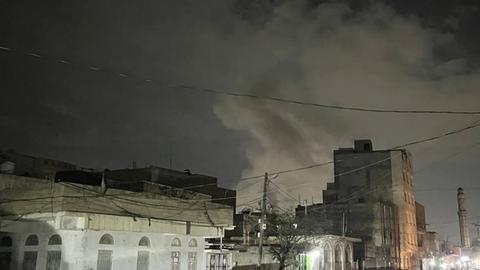 Dieses von einem Mobiltelefon aufgenommene Bild zeigt aufsteigenden Rauch nach einem US-Luftangriff in Sanaa, Jemen.