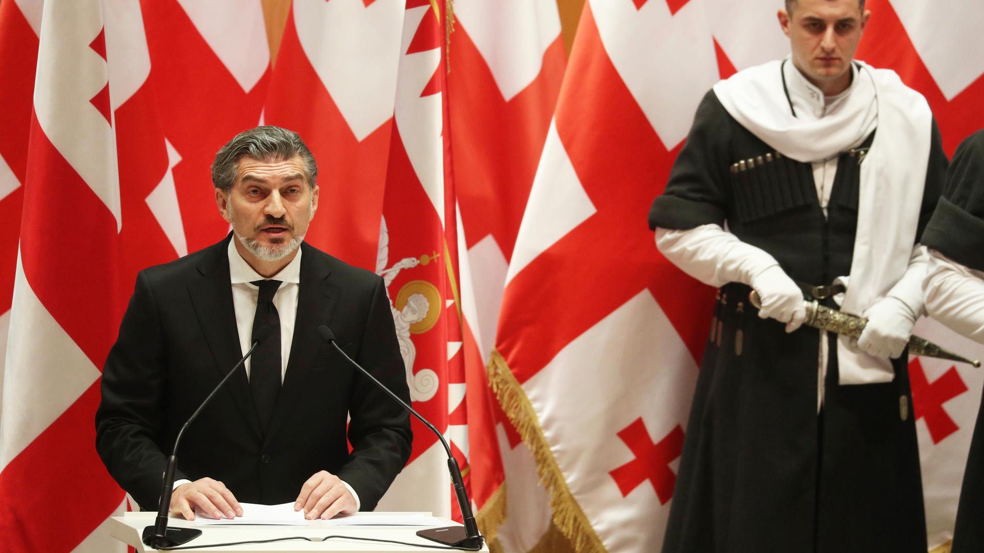 Der gewählte georgische Präsident Kawelaschwili spricht bei seiner Vereidigung im georgischen Parlament. 