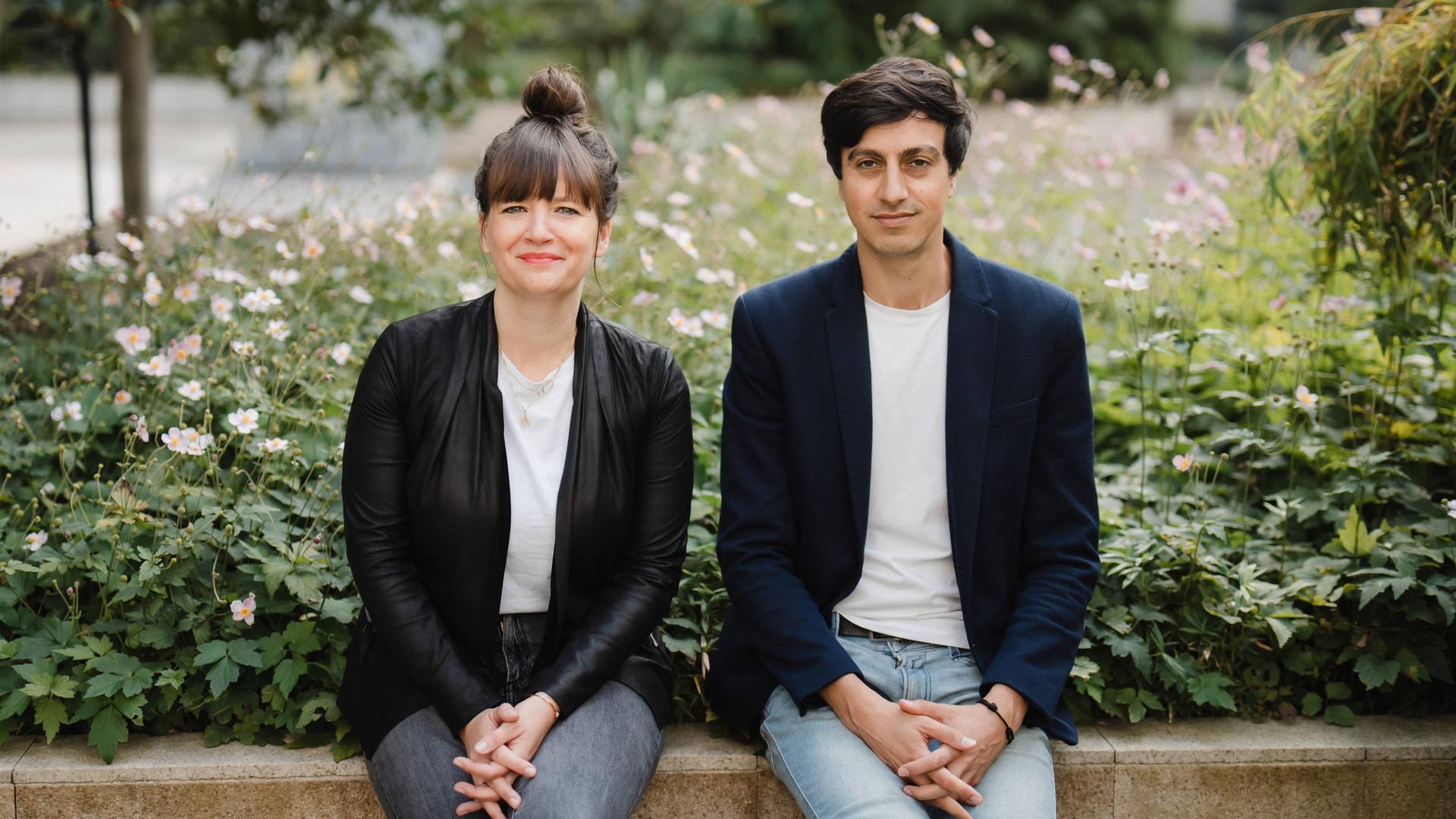 Die Hosts des Podcasts "Schmetterlingseffekt": Sarah Zerback und Bijan Moini