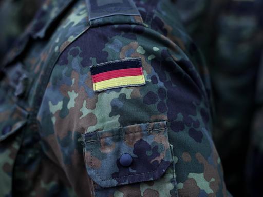 Schulter eines Bundeswehrsoldaten deutschem Wappen