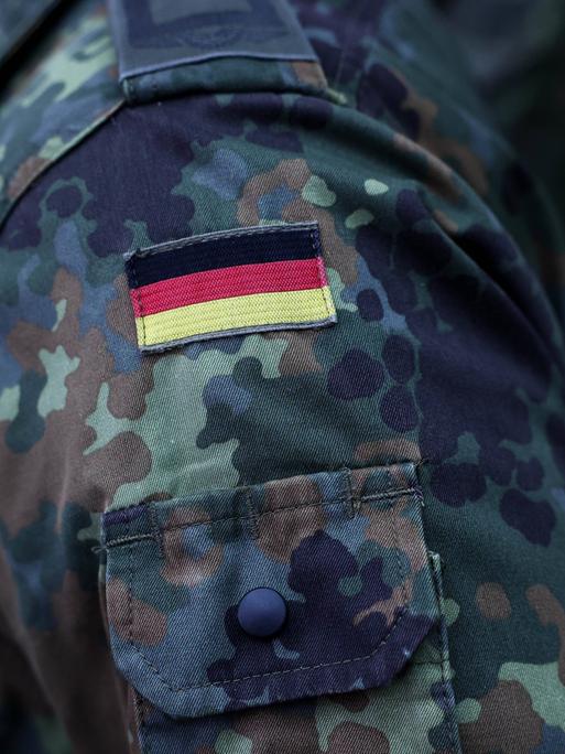 Schulter eines Bundeswehrsoldaten deutschem Wappen