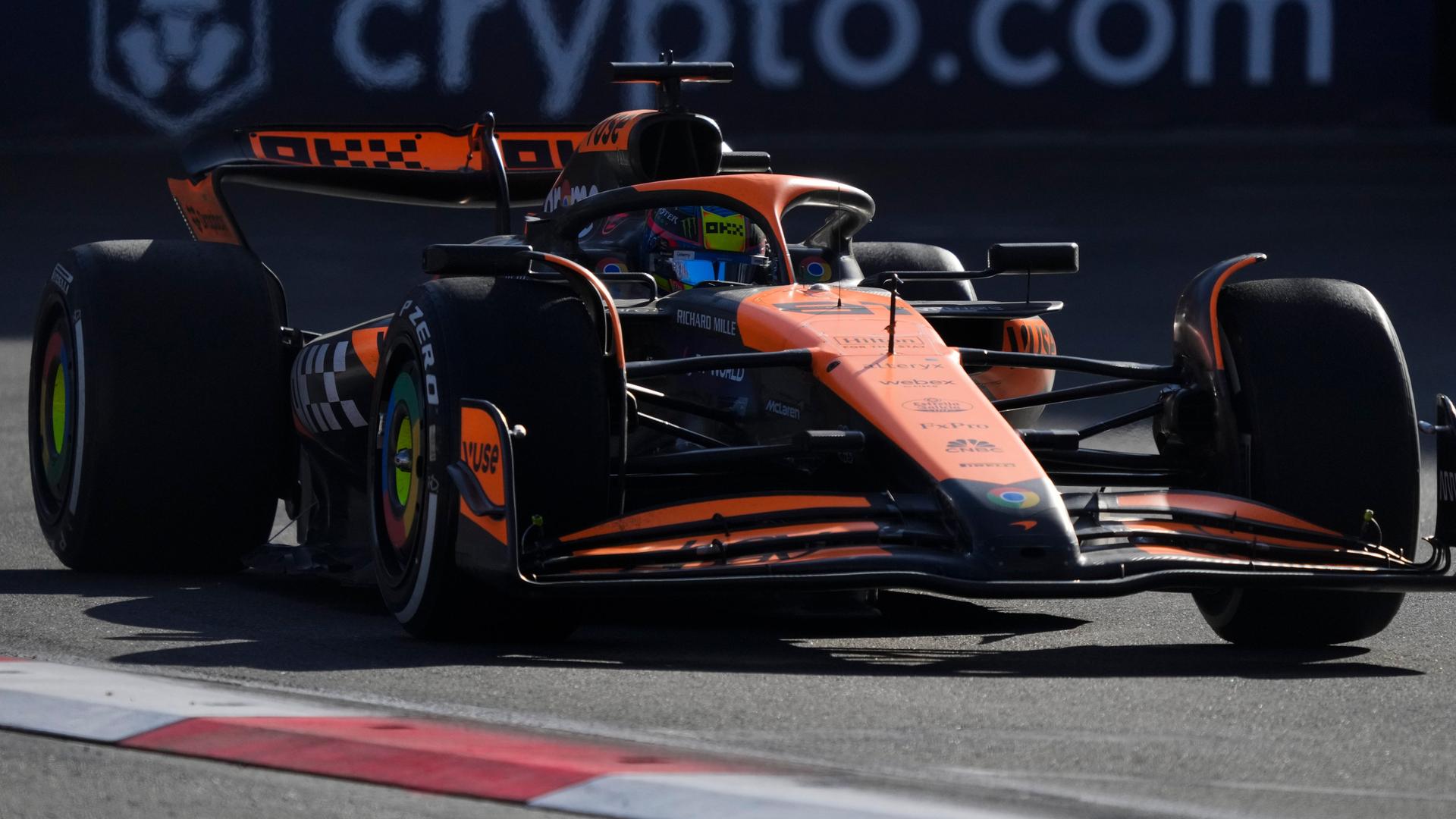 Der australische McLaren-Pilot Oscar Piastri beim Grand Prix der Formel 1 in Baku in seinem Rennwagen. 