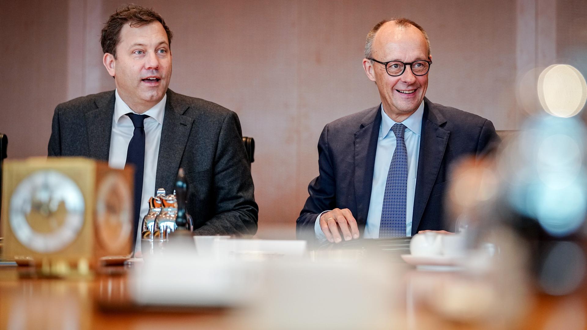 Lars Klingbeil (SPD), Bundesminister der Finanzen, und Bundeskanzler Friedrich Merz (CDU) nehmen an der Sitzung des Bundeskabinetts im Bundeskanzleramt teil. Lars Klingbeil (SPD), Bundesminister der Finanzen, und Bundeskanzler Friedrich Merz (CDU) nehmen an der Sitzung des Bundeskabinetts im Bundeskanzleramt teil.