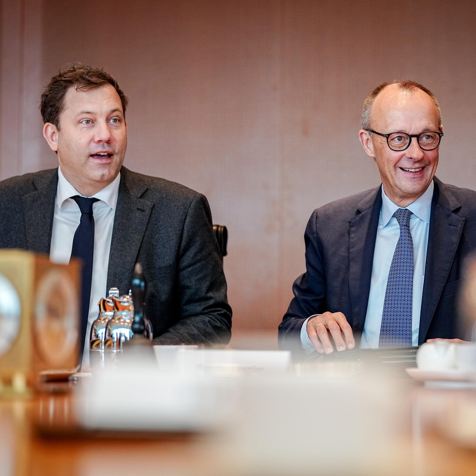 Lars Klingbeil (SPD), Bundesminister der Finanzen, und Bundeskanzler Friedrich Merz (CDU) nehmen an der Sitzung des Bundeskabinetts im Bundeskanzleramt teil.
