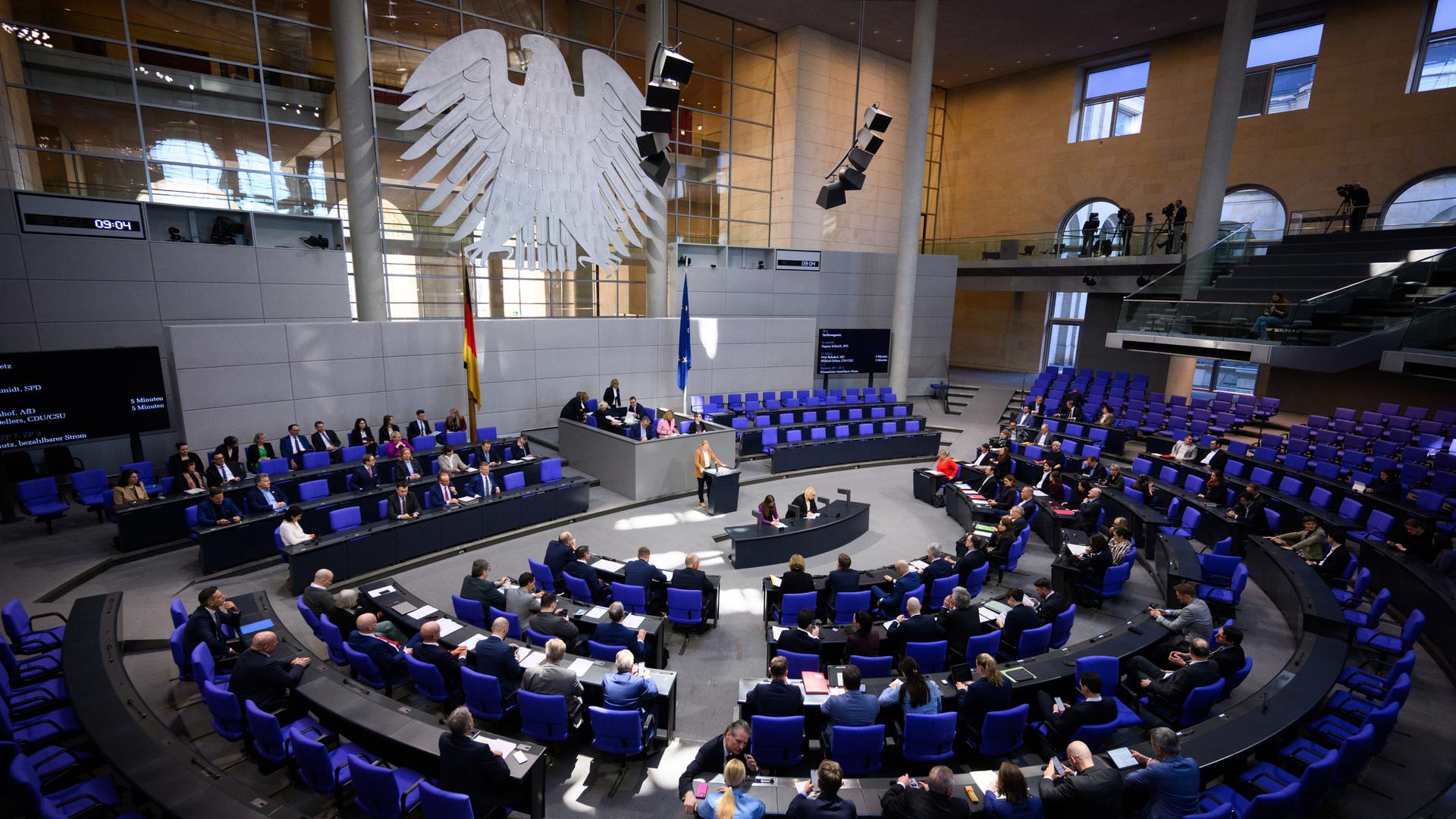 Dagmar Schmidt (SPD) spricht bei der Debatte über das Tariftreuegesetz in der 59. Plenarsitzung der 21. Legislaturperiode im Deutschen Bundestag. 
