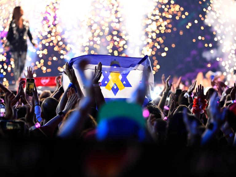 Israelische Fans beim ESC in Basel 2025. 