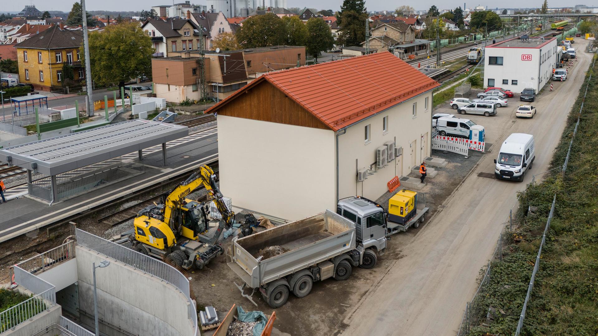 Gernsheim: In dem unscheinbaren Haus mit rotem Satteldach ist ein neues Elektronisches Stellwerk (ESTW) untergebracht (Luftaufnahme mit einer Drohne). 