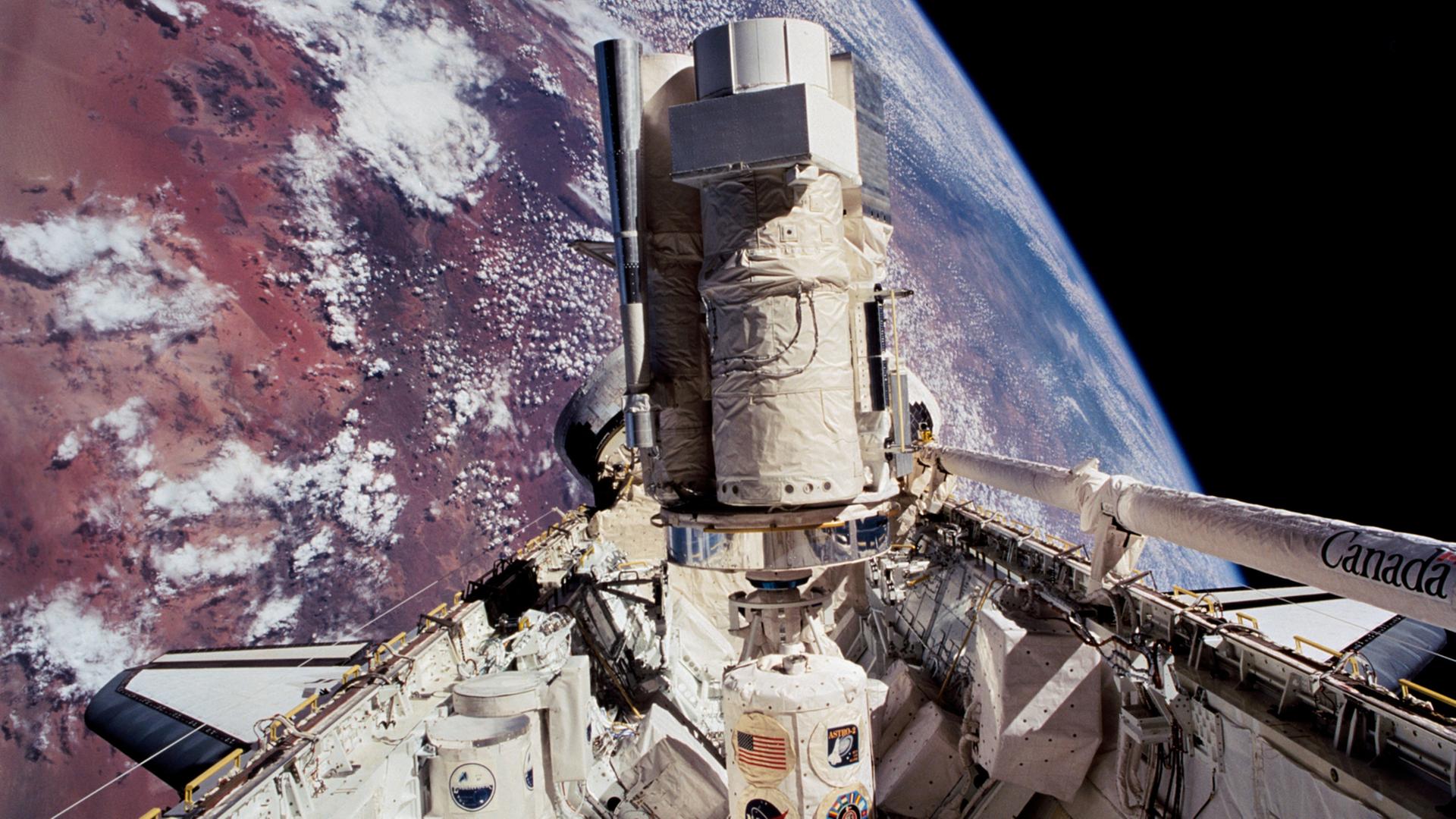 Das Arbeitsgerät von Sam Durrance während zweier Shuttle-Missionen: Das Ultraviolett-Teleskop in der Ladebucht der Raumfähre Endeavour.