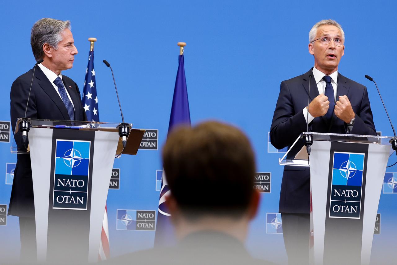 US-Außenminister Blinken und NATO-Generalsekretär Stoltenberg bei einer gemeinsamen Pressekonferenz im NATO-Hauptquartier in Brüssel.
