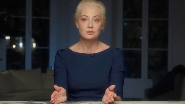Dieses Bild aus einem Video zeigt Julia Nawalnaja. Sie hat blonde Haare und trägt ein blaues Kleid.