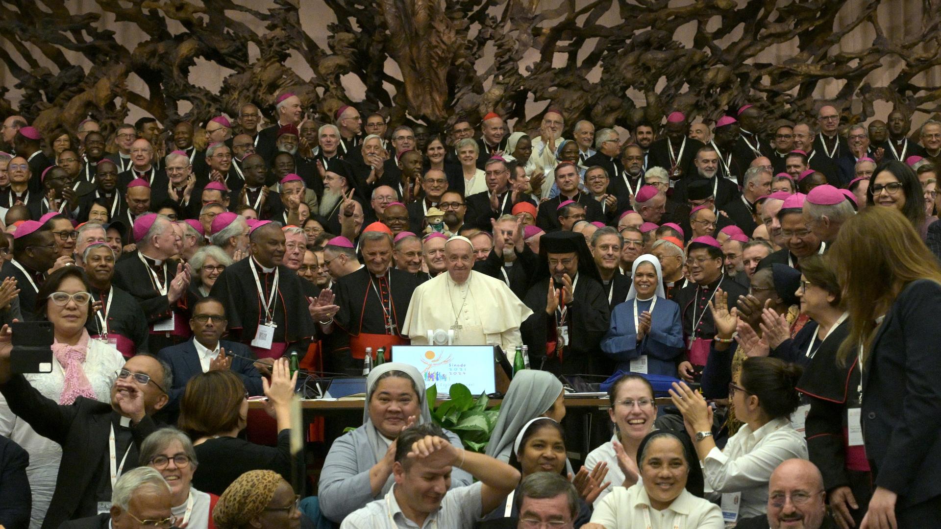 Papst Franziskus (Mitte) bei der Weltsynode im Vatikan. An dem Treffen nahmen mehr als 360 Bischöfe und andere Geistliche sowie Katholiken ohne kirchliches Amt teil, auch mehr als 50 Frauen. 