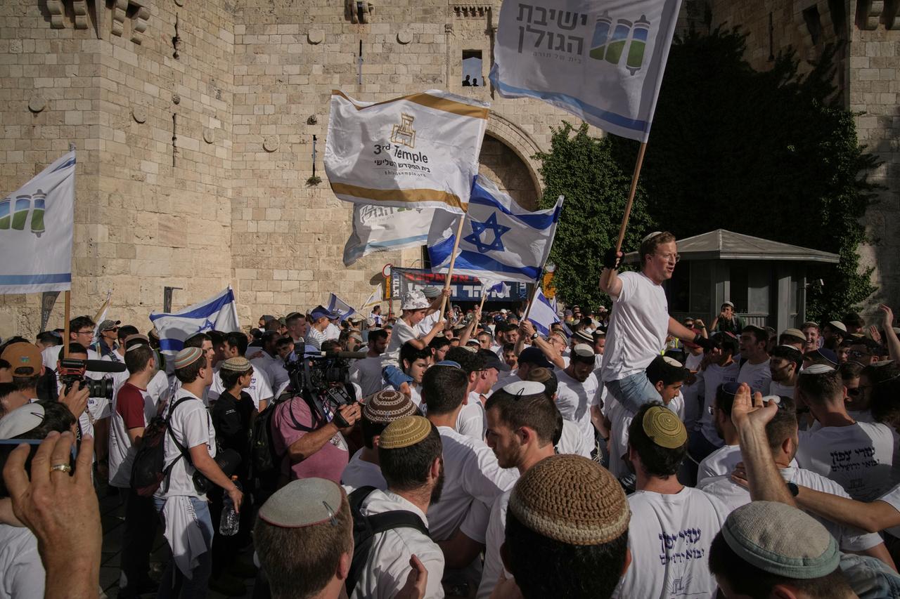 Menschen schwenken israelische Fahnen in der Altstadt von Jerusalem.