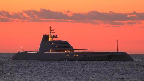 Eine Motoryacht auf See vor Sonnenaufgang an der Côte d Azur.