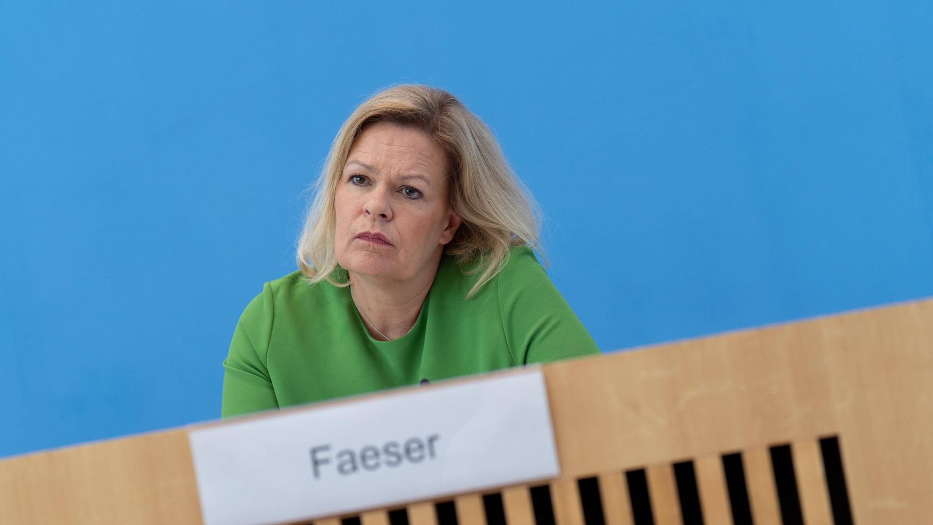 Bundesinnen- und Sportministerin Nancy Faeser (SPD) sitzt bei der Bundespressekonferenz vor den anwesenden Medienvertreterinnen und -vertretern.