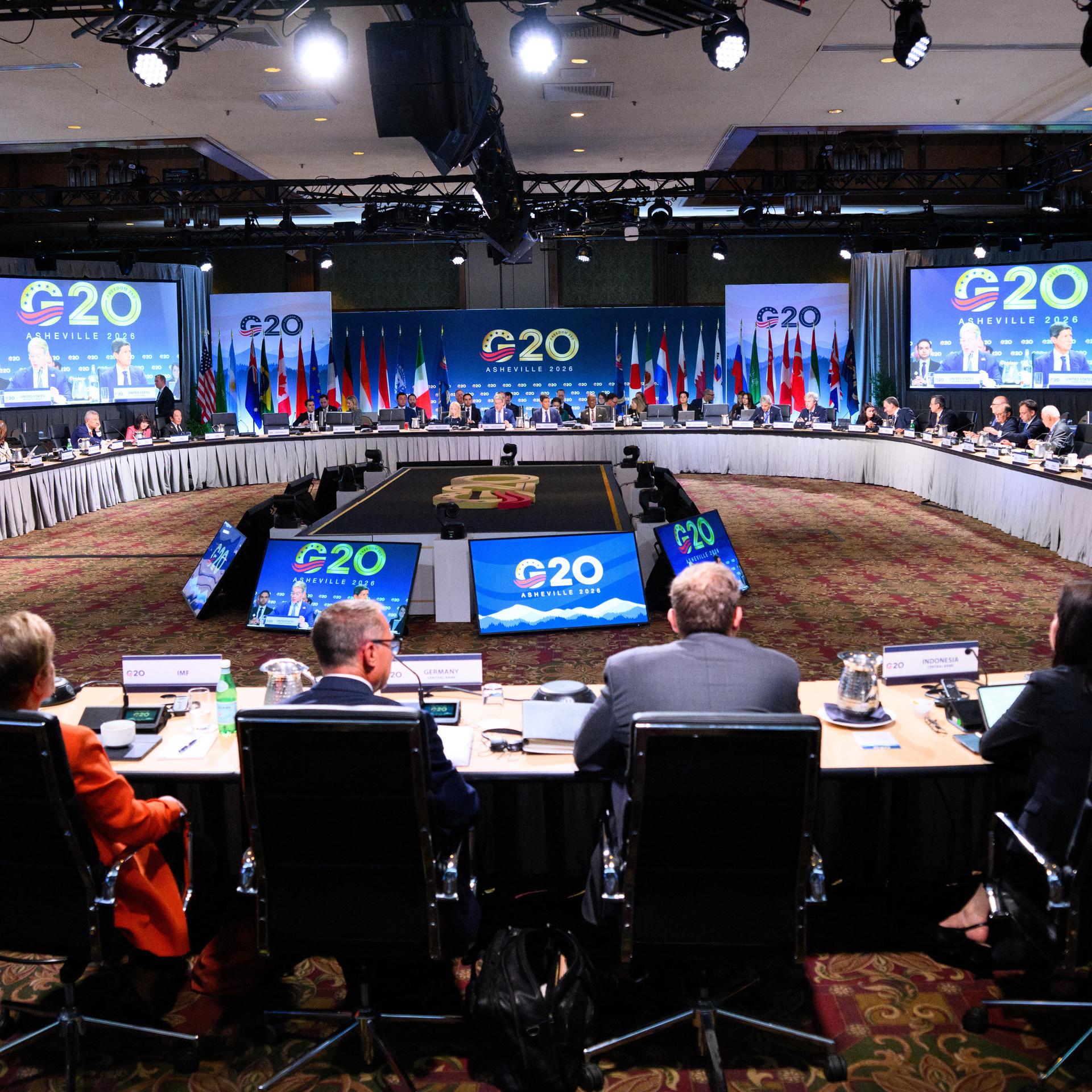 Die Konferenzteilnehmer sitzen beim Treffen der Finanzminister und Zentralbankchefs der G20-Staaten im Sitzungssaal um eine großen ovalen Tisch. 