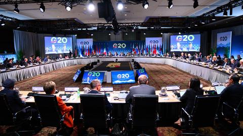 Die Konferenzteilnehmer sitzen beim Treffen der Finanzminister und Zentralbankchefs der G20-Staaten im Sitzungssaal um eine großen ovalen Tisch. 