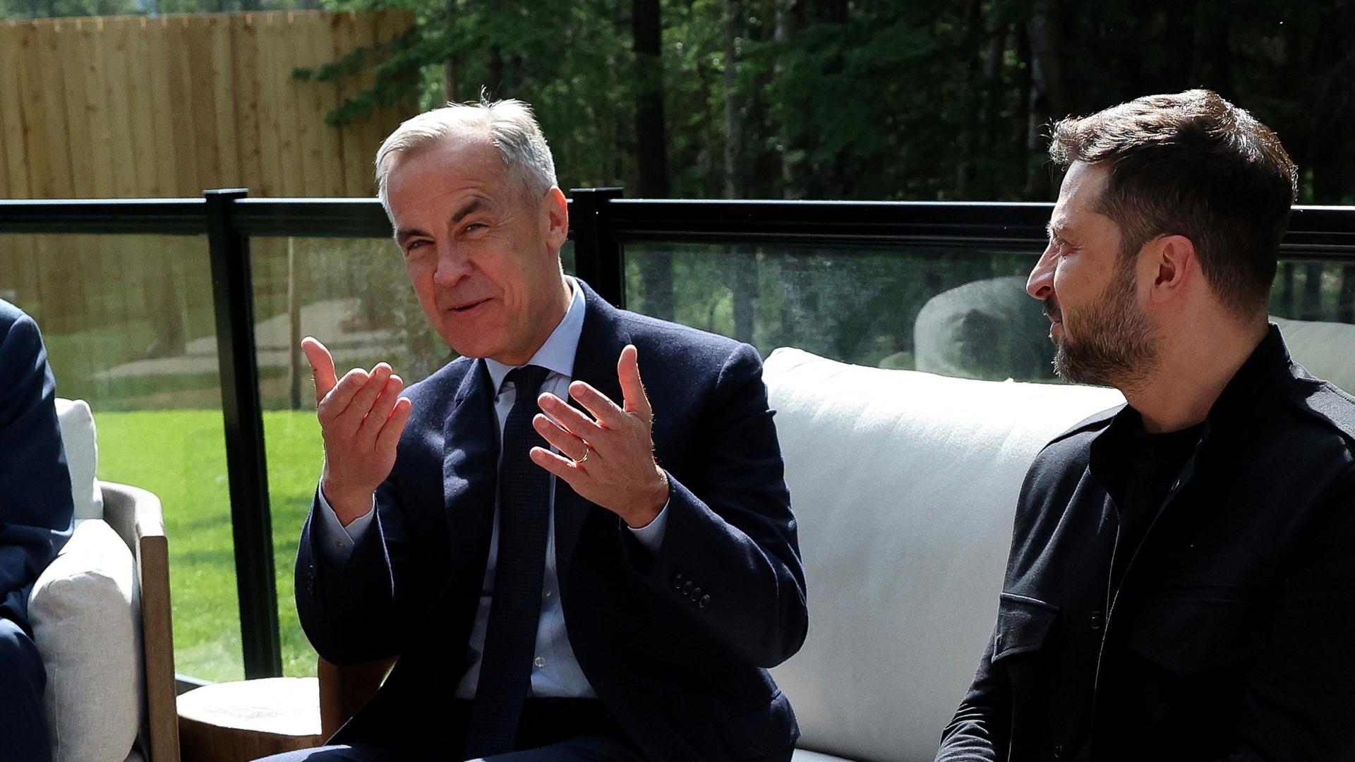 Kanadas Premierminister Carney spricht mit dem ukrainischen Präsidenten Selenskyj beim G7-Treffen. Kanadas Premierminister Carney spricht mit dem ukrainischen Präsidenten Selenskyj beim G7-Treffen.