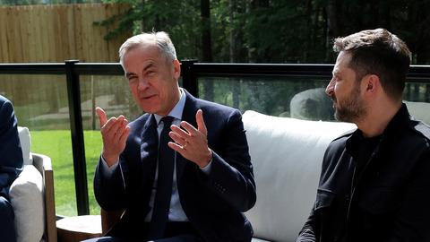 Kanadas Premierminister Carney spricht mit dem ukrainischen Präsidenten Selenskyj beim G7-Treffen.