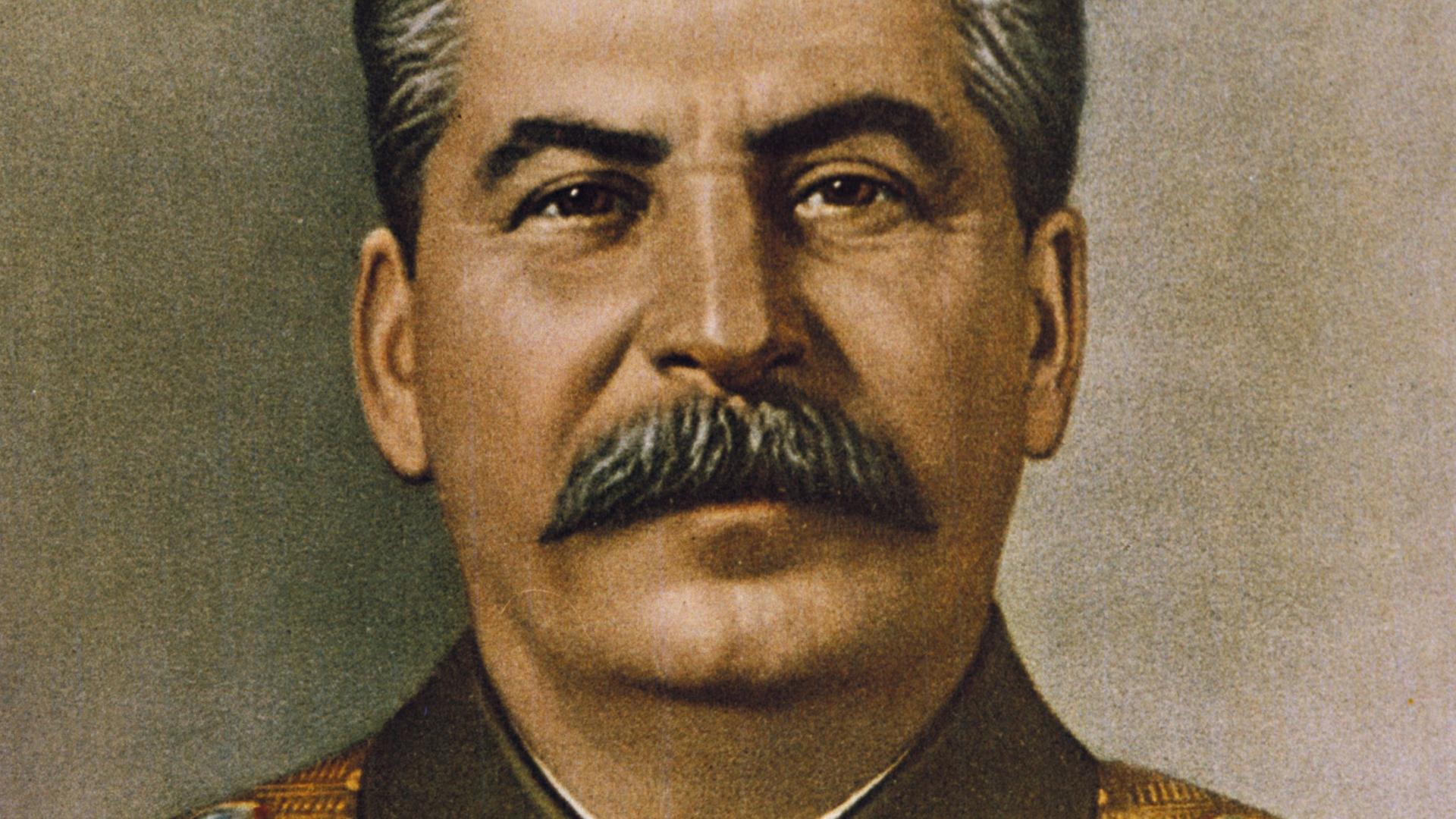 Ein farbiges Porträt von Josef Stalin. Er guckt den Betrachter direkt an und trägt eine Uniform.