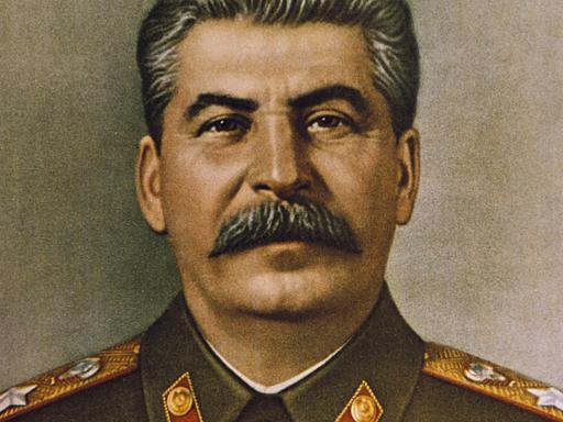 Ein farbiges Porträt von Josef Stalin. Er guckt den Betrachter direkt an und trägt eine Uniform.