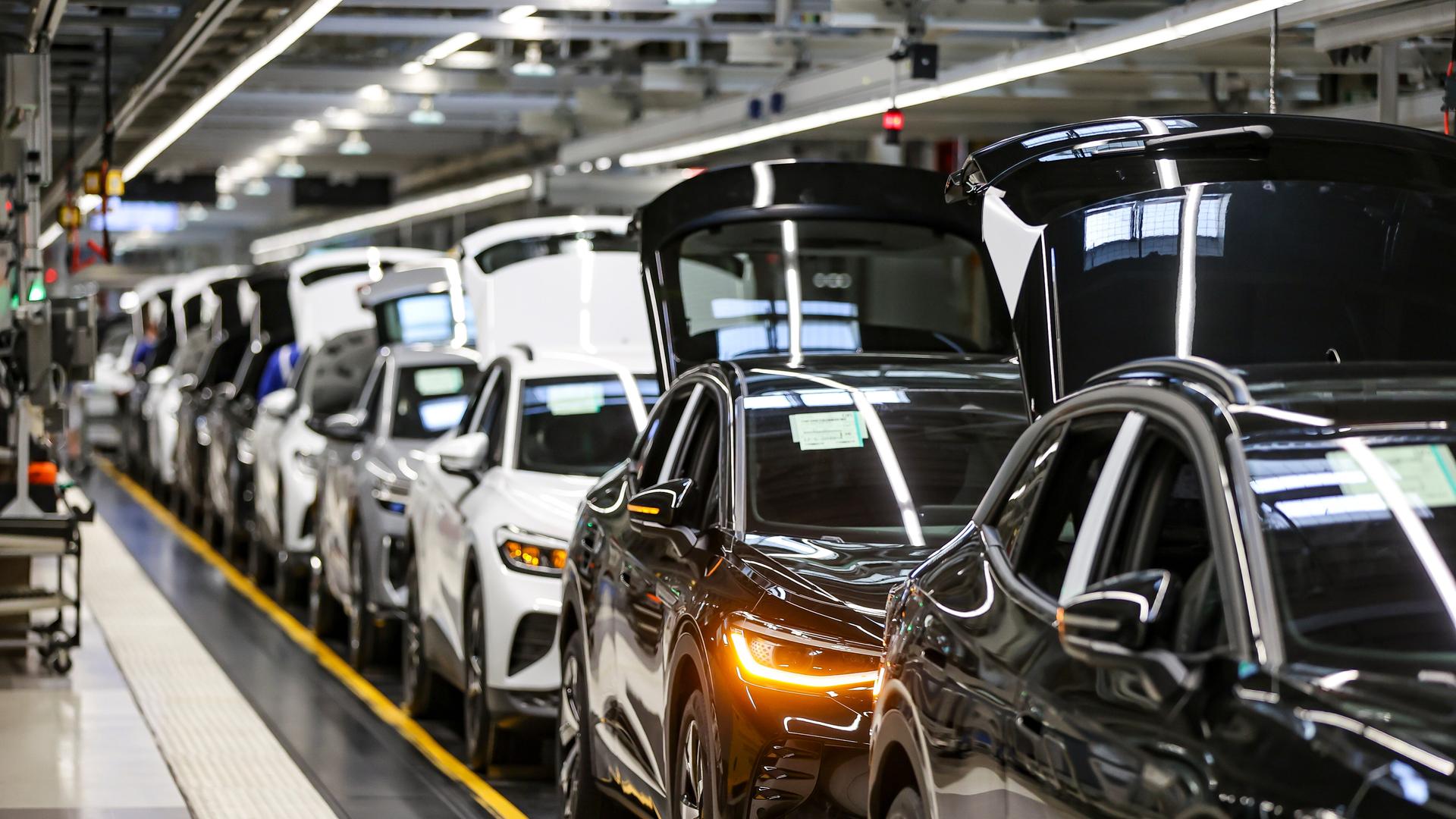 Verschiedene E-Fahrzeuge laufen im Werk von Volkswagen in Zwickau übers Band. 