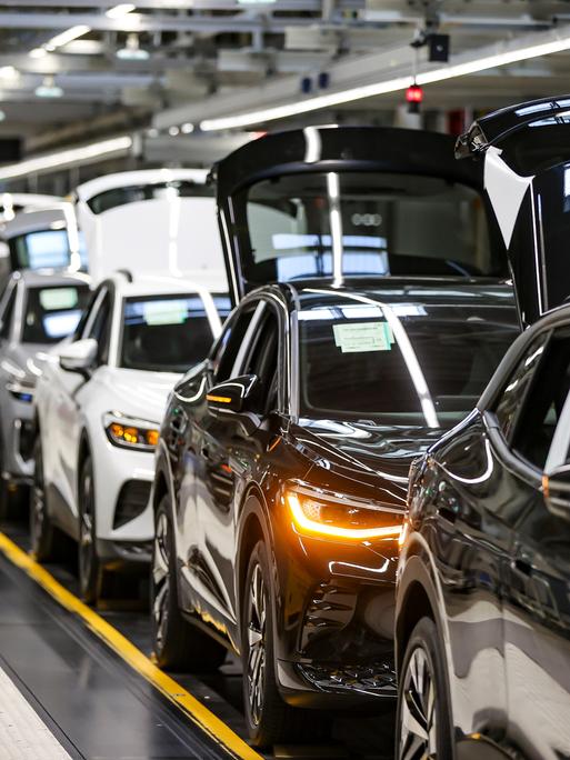 Verschiedene E-Fahrzeuge laufen im Werk von Volkswagen in Zwickau übers Band. Verschiedene E-Fahrzeuge laufen im Werk von Volkswagen in Zwickau übers Band.