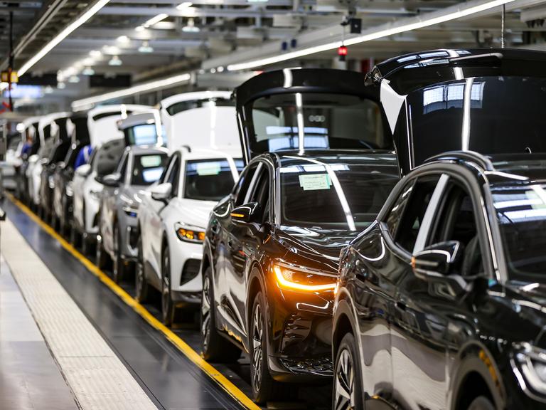 Verschiedene E-Fahrzeuge laufen im Werk von Volkswagen in Zwickau übers Band. Verschiedene E-Fahrzeuge laufen im Werk von Volkswagen in Zwickau übers Band.