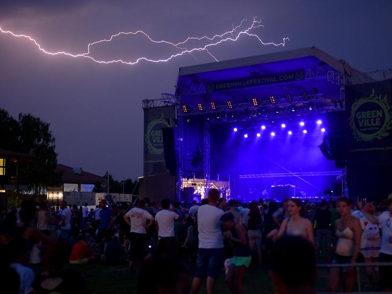 Ein Blitz ist am 27.07.2013 auf dem Greenville Festival in Paaren/Glien (Brandenburg) über der Bühne zu sehen.