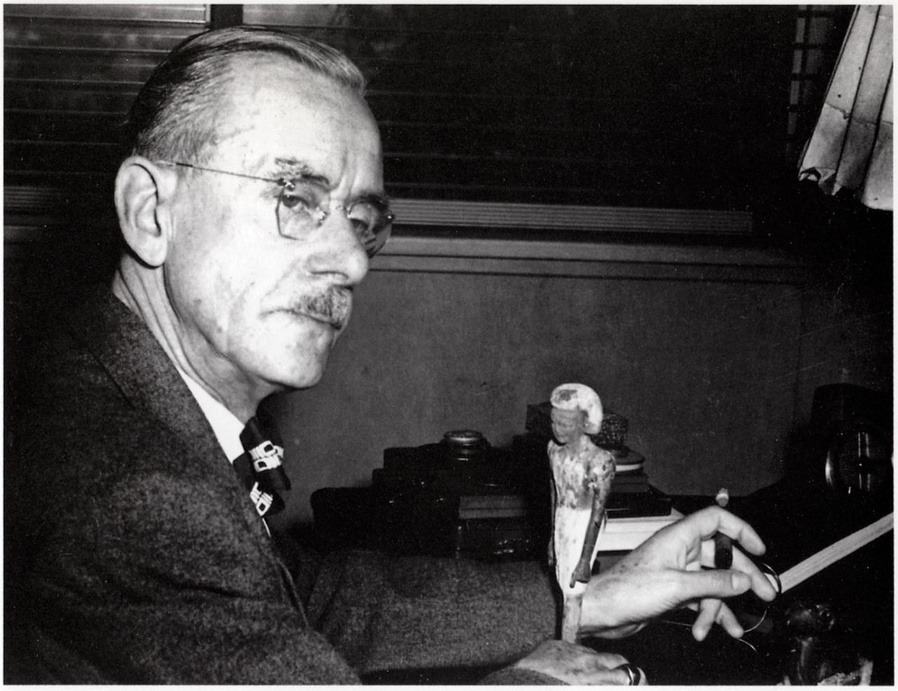 Thomas Mann am Schreibtisch