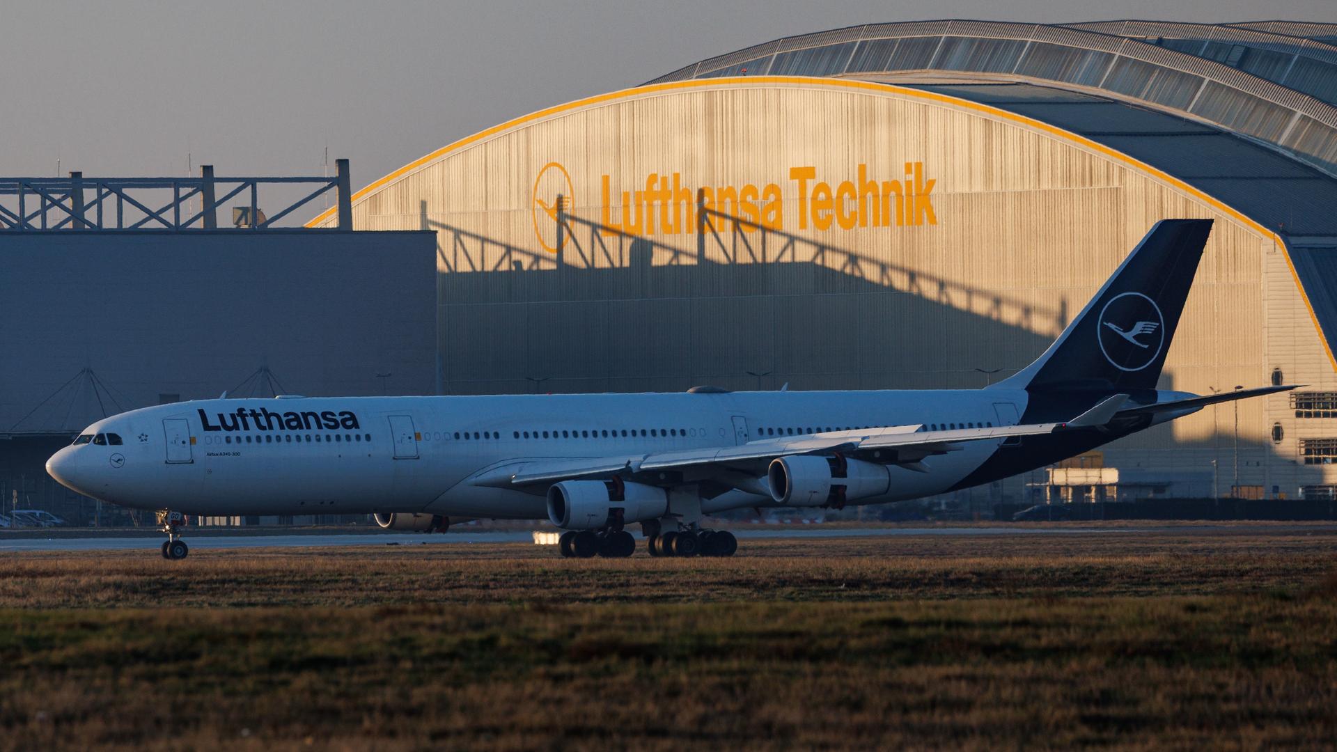 Eine Lufthansa Maschine aus Maskat landet am Frankfurter Flughafen. 