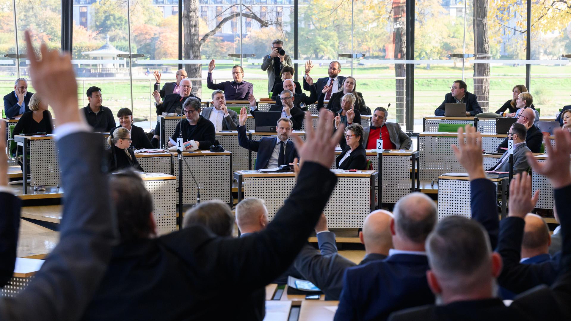 Die Abgeordneten von BSW um Sabine Zimmermann und die Fraktion der AfD stimmen während der Sitzung des Sächsischen Landtages gemeinsam für die Einsetzung eines parlamentarischen Untersuchungsausschusses zur Aufarbeitung der Corona-Pandemie.