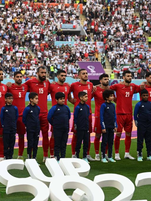 Fussball, Herren, Saison 2022/23, WM in Katar, Gruppe B (1. Spieltag), England - Iran im Khalifa International Stadium in Ar-Rayyan, die Spieler des Iran singen aus Protest die eigenen Hymne nicht mit, 21.11. 2022