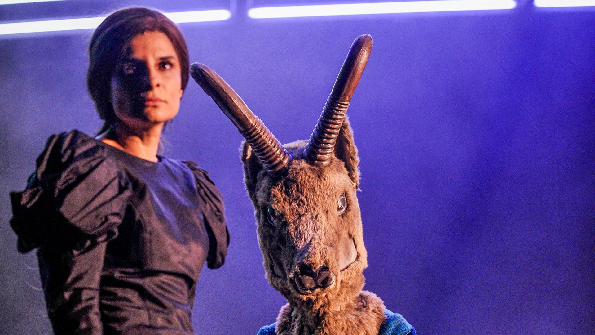 Schauspielerin Sarah Sandeh als Anna lwanowa	 
