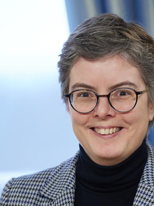 Lydia Grün, die Präsidentin des Deutschen Musikrats lächelt, hinter ihr sieht man ein Fenster mit Vorhang Lydia Grün, die Präsidentin des Deutschen Musikrats lächelt, hinter ihr sieht man ein Fenster mit Vorhang