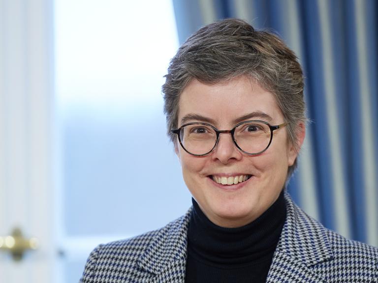 Lydia Grün, die Präsidentin des Deutschen Musikrats lächelt, hinter ihr sieht man ein Fenster mit Vorhang Lydia Grün, die Präsidentin des Deutschen Musikrats lächelt, hinter ihr sieht man ein Fenster mit Vorhang