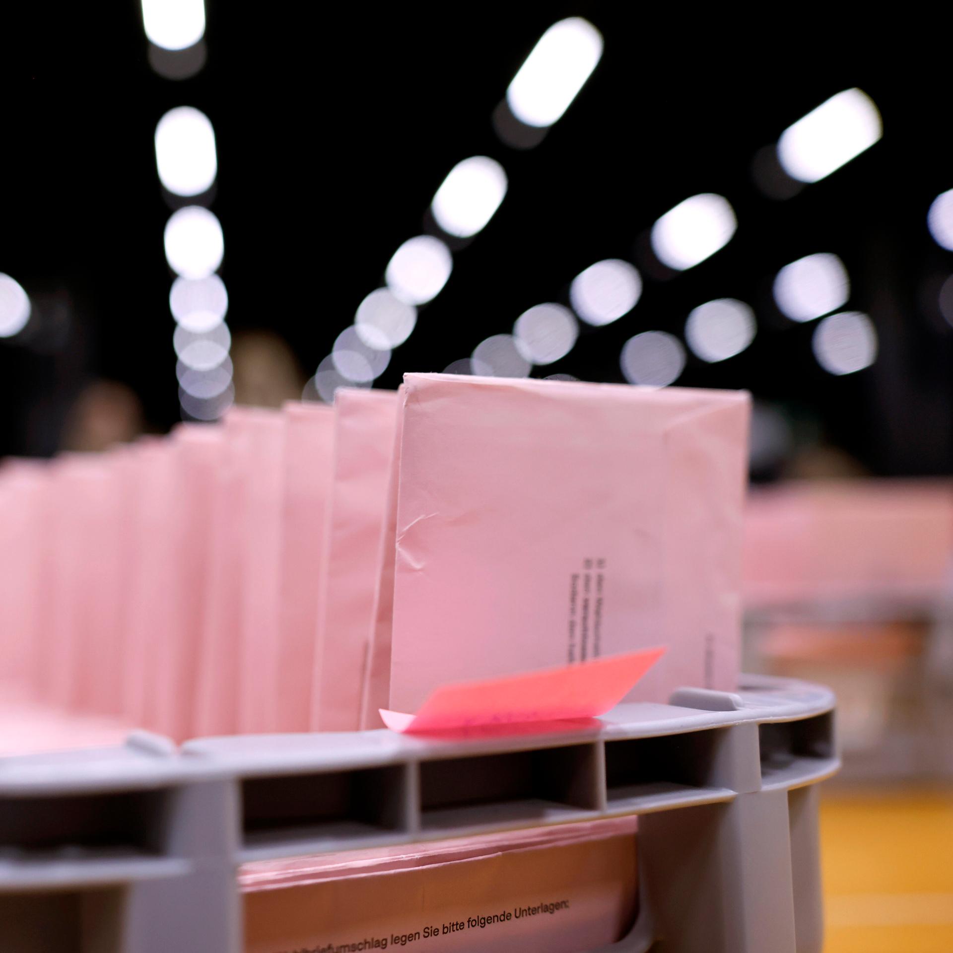 Briefwahlunterlagen zur Kommunalwahl in NRW liegen im Briefwahlzentrum Köln auf Tischen in Kisten.