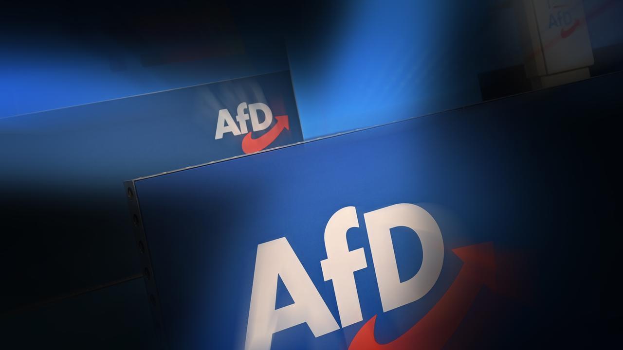Das Partei-Logo der AfD auf zwei blauen Kartons vor einem blauen Hintergrund.