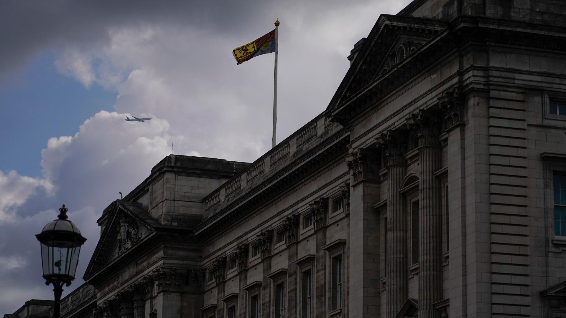 Die königliche Fahne weht über dem Buckingham Palace nach der Ankunft von König Karl III. in London.