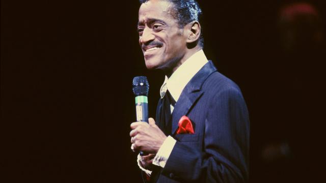 Sammy Davis Jr. am 26. April 1989 bei einem Gala-Auftritt in der Opéra Garnier in Paris Sammy Davis Jr. am 26. April 1989 bei einem Gala-Auftritt in der Opéra Garnier in Paris