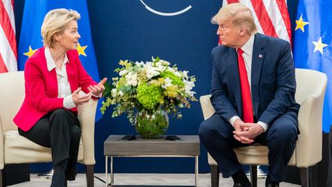 EU-Kommissionspräsidentin URSULA VON DER LEYEN trifft US-Präsident Donald Trump während des 50. World Economic Forum im schweizerischen Davos