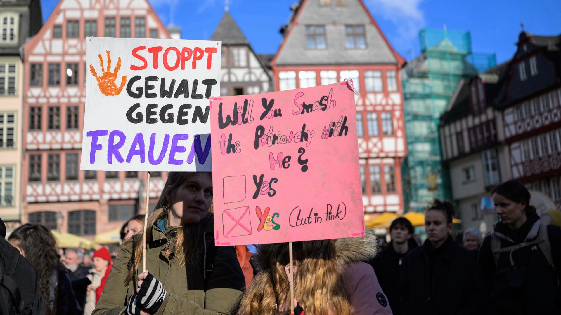 Eine Teilnehmerin trägt ein Schild mit der Aufschrift "Stoppt Gewalt gegen Frauen" auf einer Demonstration gegen strukturelle Gewalt an Frauen in Frankfurt am Main. 