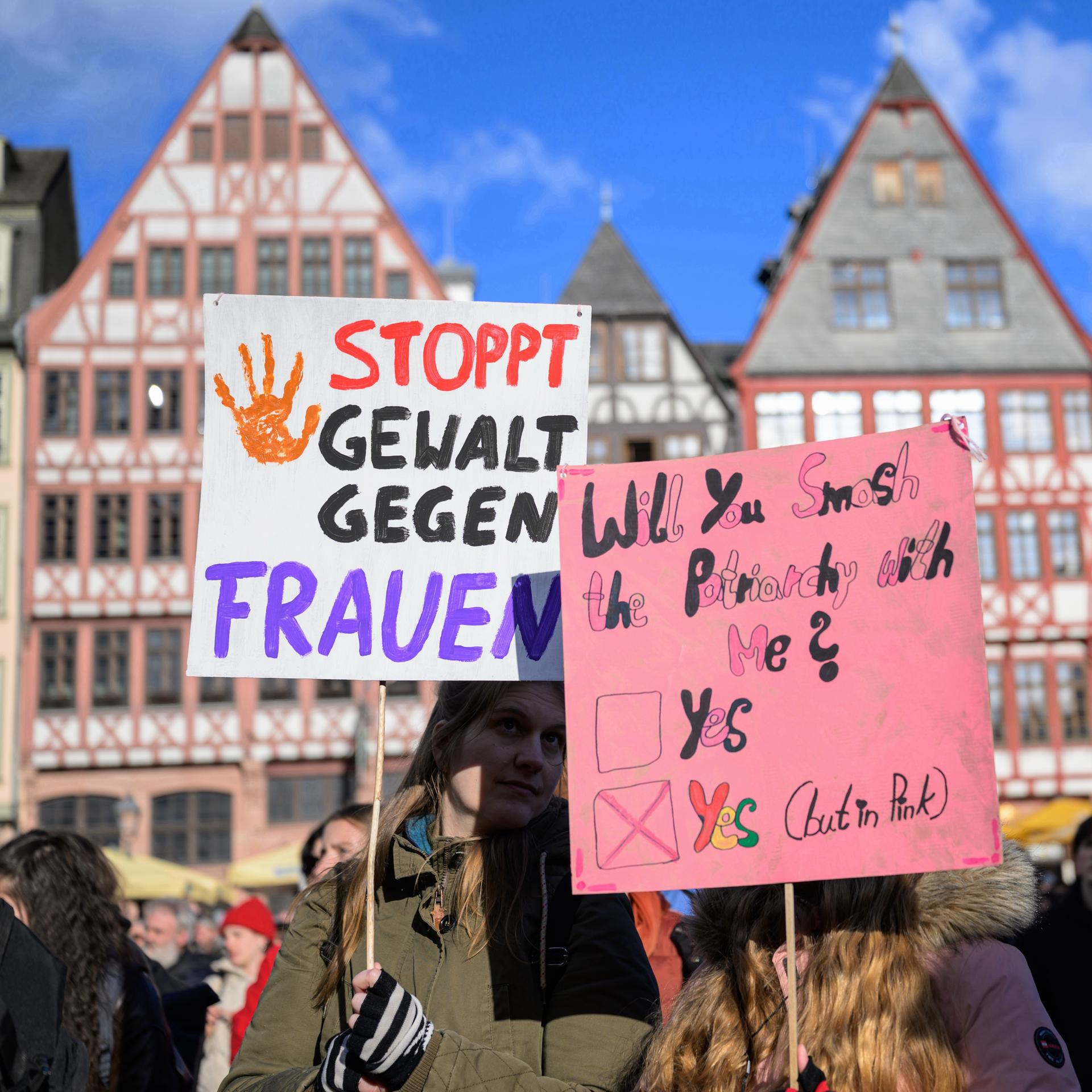 Eine Teilnehmerin trägt ein Schild mit der Aufschrift "Stoppt Gewalt gegen Frauen" auf einer Demonstration gegen strukturelle Gewalt an Frauen in Frankfurt am Main. 