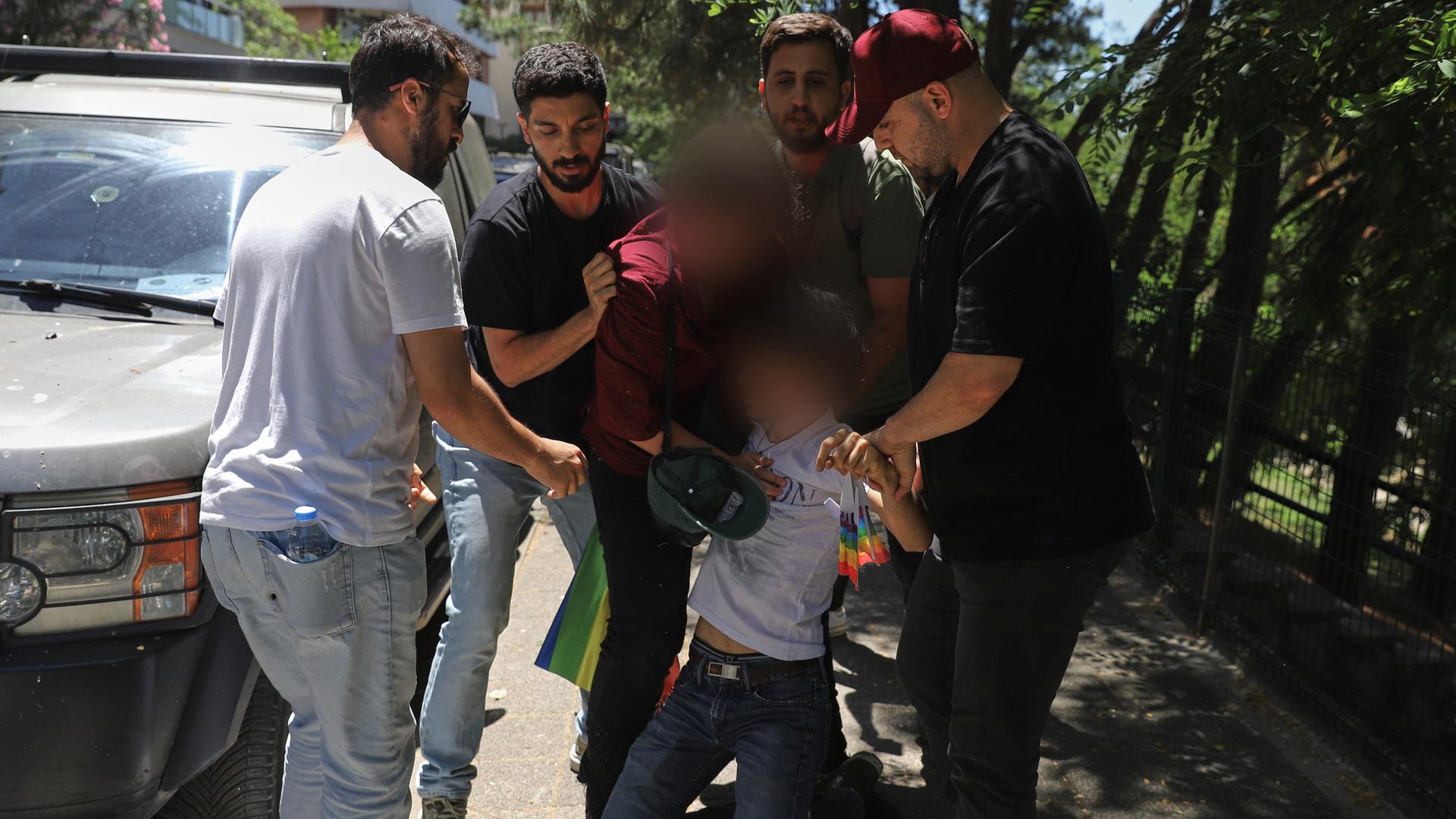 Das Foto zeigt, wie ín Istanbul Menschen von Polizisten in Zivil festgenommen werden, als diese versuchen, eine Pride-Demonstration abzuhalten.