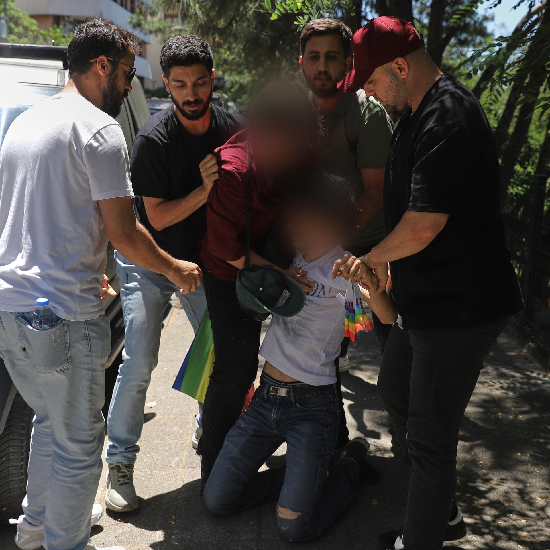 Das Foto zeigt, wie ín Istanbul Menschen von Polizisten in Zivil festgenommen werden, als diese versuchen, eine Pride-Demonstration abzuhalten.