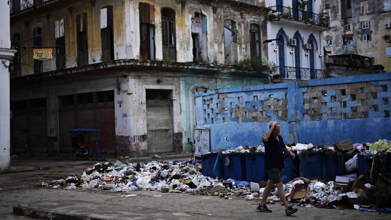 In einer Gasse in Havanna stapelt sich Müll vor einer Haus mit verfallener Fassade. In einer Gasse in Havanna stapelt sich Müll vor einer Haus mit verfallener Fassade.