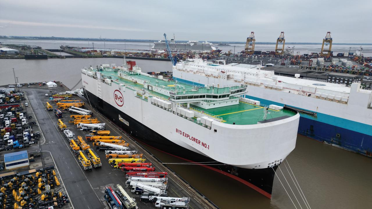Der Autofrachter "BYD Explorer No.1" liegt mit 3000 Neuwagen an Bord in Bremerhaven im Auto-Terminal der BLG.