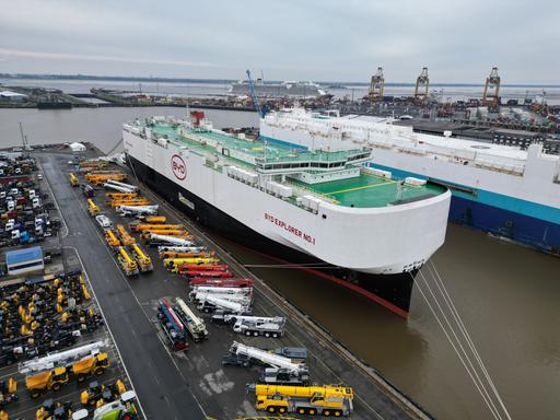 Der Autofrachter "BYD Explorer No.1" liegt mit 3000 Neuwagen an Bord in Bremerhaven im Auto-Terminal der BLG.