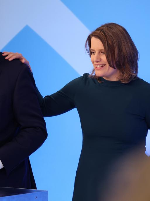 Landtagswahl in Niedersachsen: Ministerpräsident Stephan Weil (SPD) und die Spitzenkandidatin der Grünen, Julia Willie Hamburg, begrüßen sich im TV-Studio des ZDF im niedersächsichen Landtag
